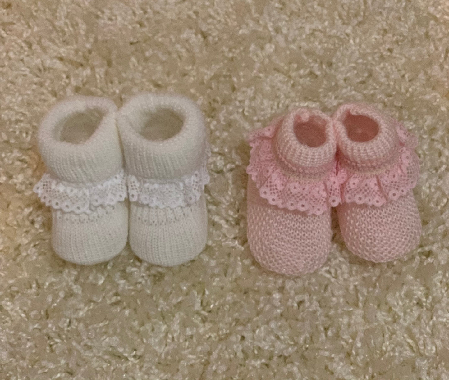 Baby slofjes gehaakt in 2 kleuren verkrijgbaar